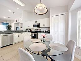 Lakeside Sunset 3 Bedroom by RedAwning