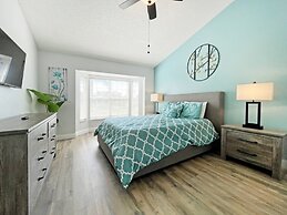 Lakeside Sunset 3 Bedroom by RedAwning