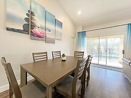 Lakeside Sunset 3 Bedroom by RedAwning