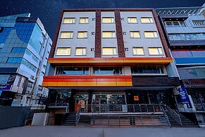 Fabhotel Rove Inn & Suites