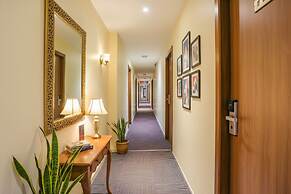 Fabhotel Royal International