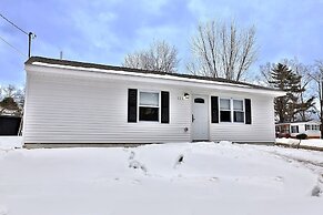 Rutland's Hidden Gem: 2 Br/1ba Renovated Home Close To Everything 2 Be