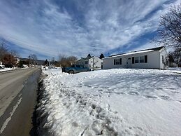 Rutland's Hidden Gem: 2 Br/1ba Renovated Home Close To Everything 2 Be