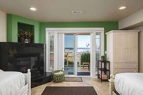 Moonlight by Avantstay Modern Home w/ Views & Direct Access to Rockawa