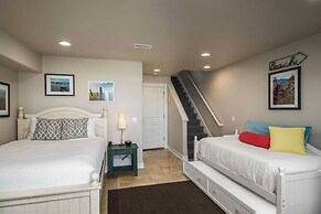 Moonlight by Avantstay Modern Home w/ Views & Direct Access to Rockawa