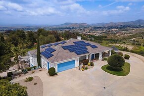 Le Grand Bleu by Avantstay Luxury Hilltop Estate