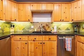 Clover by Avantstay Gorgeous Ski In/ Ski Out Home w/ Game Room & Hot T