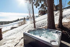 Clover by Avantstay Gorgeous Ski In/ Ski Out Home w/ Game Room & Hot T