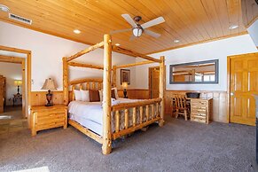 Clover by Avantstay Gorgeous Ski In/ Ski Out Home w/ Game Room & Hot T