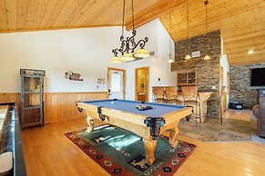 Clover by Avantstay Gorgeous Ski In/ Ski Out Home w/ Game Room & Hot T