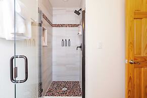 Clover by Avantstay Gorgeous Ski In/ Ski Out Home w/ Game Room & Hot T