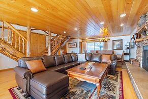 Clover by Avantstay Gorgeous Ski In/ Ski Out Home w/ Game Room & Hot T