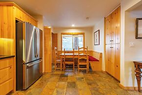 Clover by Avantstay Gorgeous Ski In/ Ski Out Home w/ Game Room & Hot T