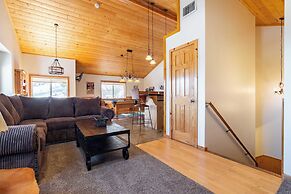 Clover by Avantstay Gorgeous Ski In/ Ski Out Home w/ Game Room & Hot T