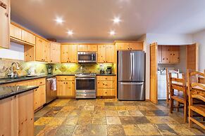 Clover by Avantstay Gorgeous Ski In/ Ski Out Home w/ Game Room & Hot T