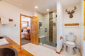 Clover by Avantstay Gorgeous Ski In/ Ski Out Home w/ Game Room & Hot T