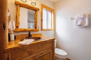 Clover by Avantstay Gorgeous Ski In/ Ski Out Home w/ Game Room & Hot T