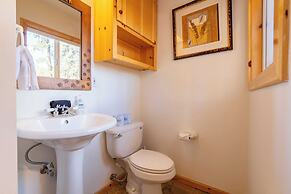 Clover by Avantstay Gorgeous Ski In/ Ski Out Home w/ Game Room & Hot T