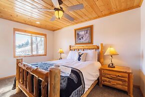 Clover by Avantstay Gorgeous Ski In/ Ski Out Home w/ Game Room & Hot T