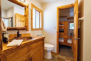 Clover by Avantstay Gorgeous Ski In/ Ski Out Home w/ Game Room & Hot T