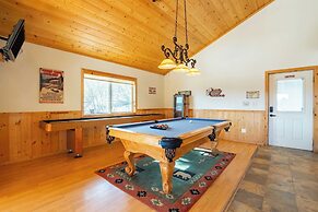 Clover by Avantstay Gorgeous Ski In/ Ski Out Home w/ Game Room & Hot T