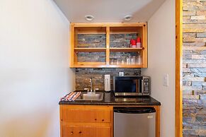 Clover by Avantstay Gorgeous Ski In/ Ski Out Home w/ Game Room & Hot T