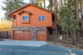 Clover by Avantstay Gorgeous Ski In/ Ski Out Home w/ Game Room & Hot T