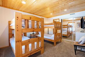 Clover by Avantstay Gorgeous Ski In/ Ski Out Home w/ Game Room & Hot T