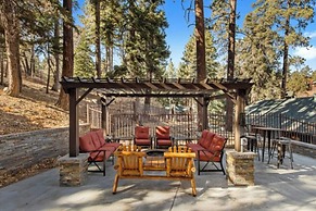 Clover by Avantstay Gorgeous Ski In/ Ski Out Home w/ Game Room & Hot T