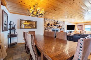 Clover by Avantstay Gorgeous Ski In/ Ski Out Home w/ Game Room & Hot T