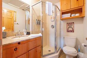 Clover by Avantstay Gorgeous Ski In/ Ski Out Home w/ Game Room & Hot T