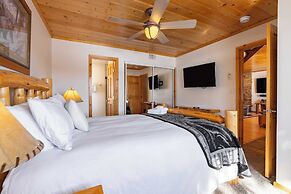 Clover by Avantstay Gorgeous Ski In/ Ski Out Home w/ Game Room & Hot T