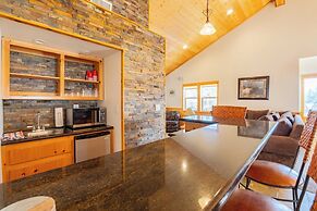 Clover by Avantstay Gorgeous Ski In/ Ski Out Home w/ Game Room & Hot T