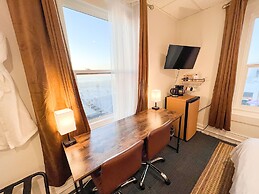 ITH Hermosa Beach Surf Hostel LAX