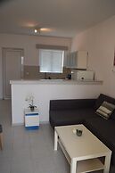 Lefteris Spacious APT Near Ialysos Beach