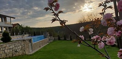 Luxurious Sunset Villa with Pool