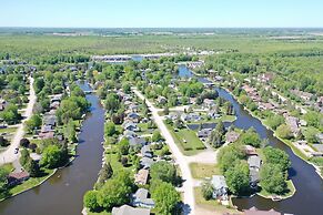 Waterfront Cottage 4 BD by GLOBALSTAY