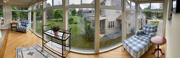 Waterfront Cottage 4 BD by GLOBALSTAY