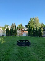 Waterfront Cottage 4 BD by GLOBALSTAY