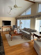 Waterfront Cottage 4 BD by GLOBALSTAY