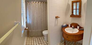 Waterfront Cottage 4 BD by GLOBALSTAY