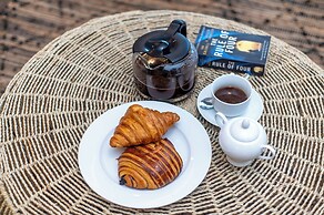 Capital 2 Bed Olive Tree Line By YourHost