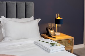 Capital 2 Bed Olive Tree Line By YourHost