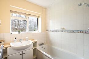 Pierocks Carver Entire House, Free Parking and Wi-fi in High Wycombe