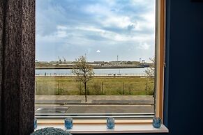 Just Stay Wales - Waterfront Townhouse