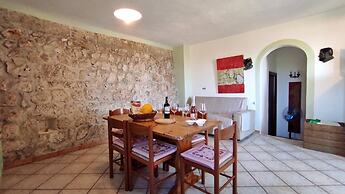 Villa Piana - Con Piscina ed Ampio Giardino Privato