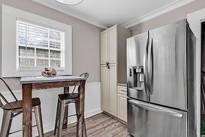 Bright and Modern Close to Everything