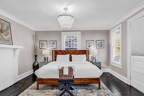 Bright and Modern Close to Everything