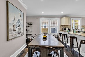 Bright and Modern Close to Everything