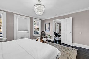 Bright and Modern Close to Everything